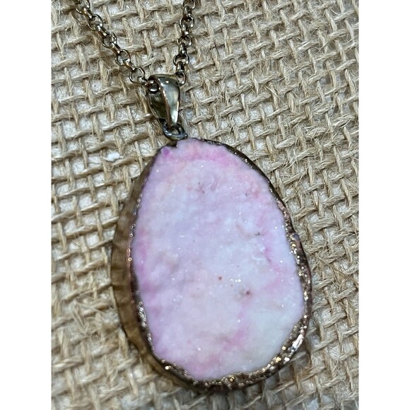 Vtg Pink Druzy Agate Pendant Gold Tone Trim 31in ~ 35in Boho Hippie Gypsy - Picture 4 of 8